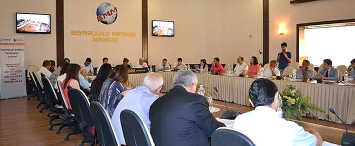 “Fərdi yaşayış evlərinin qeydiyyatı sahəsində mövcud problemlər və onların həlli yolları” mövzusunda dəyirmi masa keçirilib